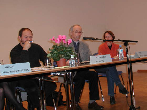 PRO ASYL bei Interkultureller Woche in Dresden  podium5.jpg