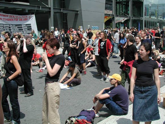 1. Open-Air-Port gegen Abschiebungenflughafen